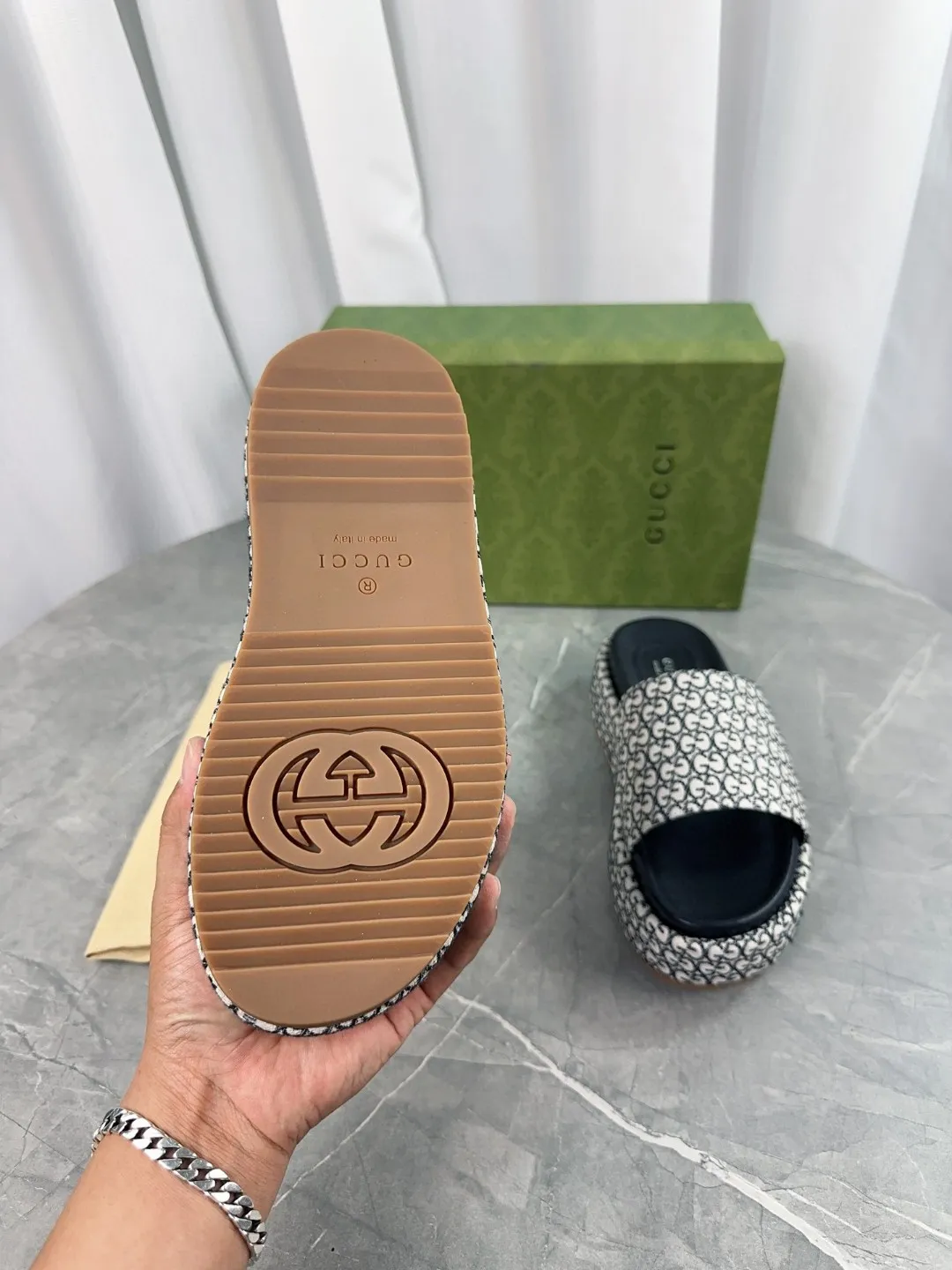 👟👟Ex-factory price 380👟👟 2024 Gucci high version latest limited edition thick-soled slippers. Top quality for sale. Purchase authentic products for development. The material and craftsmanship are consistent with the original. Upper: original jacquard craftsmanship and special printing craftsmanship. Lining: mixed sheepskin. Outsole: Italian private model outsole. Size: 35-40 yards, (41 to 44 yards can be customized). Bottom thickness: 5.5cm, forefoot 4cm.